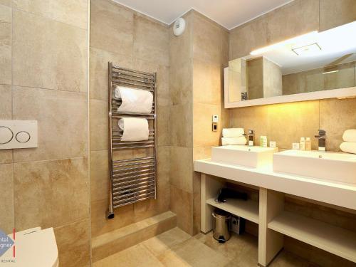 Appartement Courchevel 1550, 3 pièces, 4 personnes - FR-1-664-5 في كورشوفيل: حمام مغسلتين ومرآة