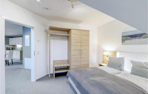 una camera con letto king-size e tavolo di Beautiful Apartment In Dagebll With Kitchen a Dagebüll