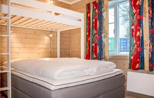 um quarto com um beliche num quarto em Privatn em Hemsedal