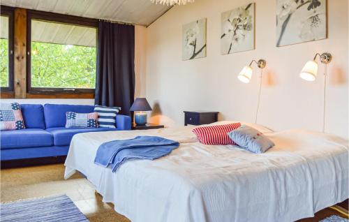 En eller flere senger på et rom på Amazing Home In Strngns With House Sea View