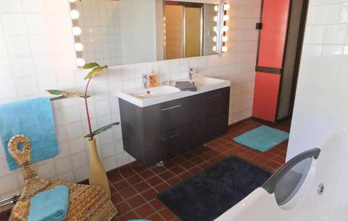 Koupelna v ubytování Amazing Home In Strngns With House Sea View