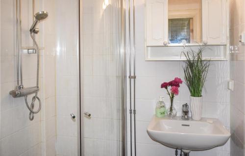 Koupelna v ubytování 2 Bedroom Stunning Home In Sankt Anna