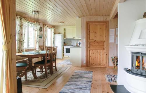 una cucina e una sala da pranzo con tavolo e camino di Holiday Home Risør 55 a Risør