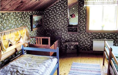 Hestraにある2 Bedroom Stunning Home In Hestraの壁紙のベッドルーム1室(ベッド1台付)