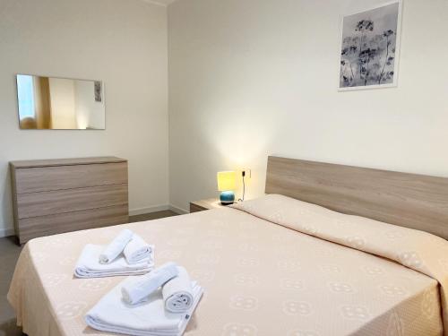 Un pat sau paturi într-o cameră la Alghero CHARMING APARTMENTS DOWNTOWN