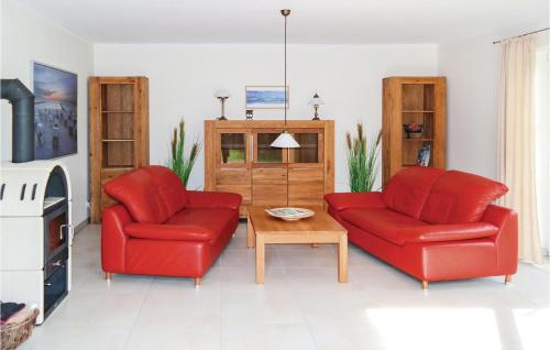 un soggiorno con due sedie rosse e un tavolo di Nice Home In Ahrenshagen Ot Tribohm a Tribohm