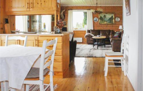 uma cozinha e sala de estar com mesa e cadeiras em Stunning Apartment In Bruvik With Wifi em Bruvik