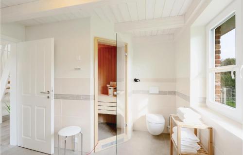 ダゲビュルにある2 Bedroom Amazing Home In Dagebllのバスルーム(トイレ、ガラス張りのシャワー付)