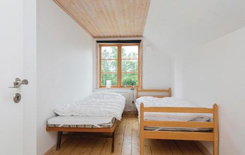 Beautiful Home In Holmsj With Lake View tesisinde bir odada yatak veya yataklar