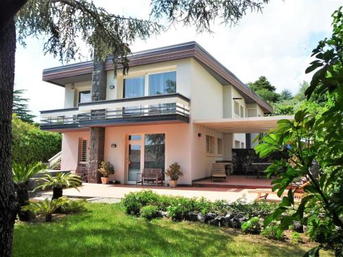 Contemporary villa set between the slopes of Mount Etna and the sea