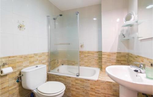 トレビエハにある2 Bedroom Stunning Apartment In Torreviejaのバスルーム(トイレ、洗面台、シャワー付)
