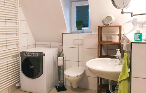 ロディンにあるStunning Home In Loddin With Kitchenの洗面台の横に洗濯機と乾燥機が付いたバスルーム