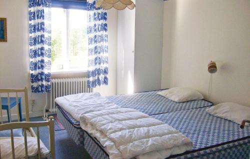 Säng eller sängar i ett rum på Beautiful Home In Sjtofta With Kitchen