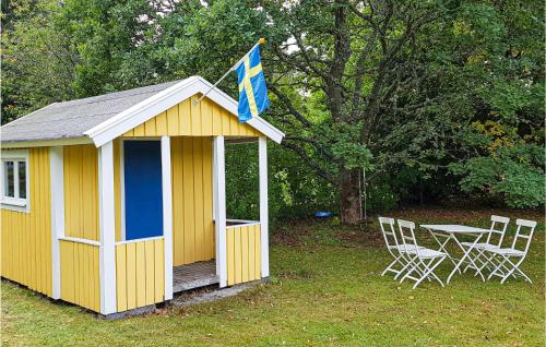 ムータラにある4 Bedroom Gorgeous Home In Motalaの黄色と青の小屋
