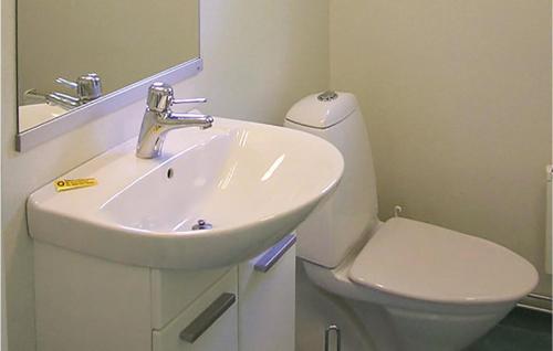 uma casa de banho com um lavatório e um WC em 1 Bedroom Cozy Home In Vimmerby em Vimmerby