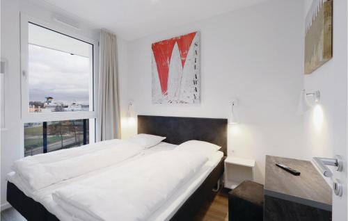 トラフェミュンデにある3 Bedroom Beautiful Apartment In Lbeck Travemndeのベッドルーム(大型ベッド1台、窓付)