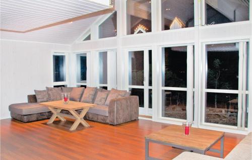 Posezení v ubytování 4 Bedroom Lovely Home In Kvisvik