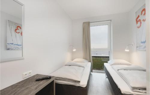 2 Betten in einem Zimmer mit Fenster in der Unterkunft Promenadenvilla in Travemünde