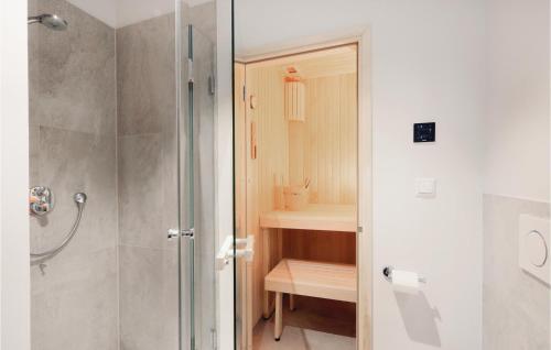 La salle de bains est pourvue d'une douche et d'un lavabo. dans l'établissement Promenadenvilla, à Travemünde
