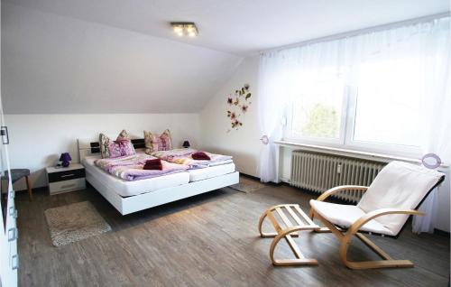 シーダー・シュヴァレンベルクにあるLovely Apartment In Marienmnster With Saunaのベッドルーム1室(ベッド1台、椅子、窓付)