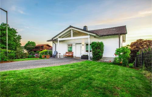 une maison avec une pelouse verte devant elle dans l'établissement 3 Bedroom Stunning Home In Lennestadt, à Lennestadt