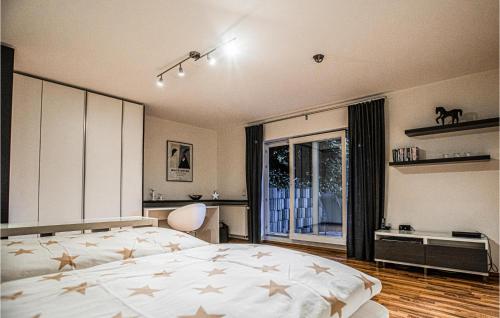 Uma cama ou camas num quarto em 3 Bedroom Stunning Home In Lennestadt