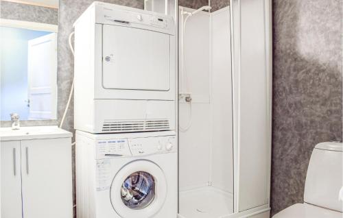 InnbjoaにあるSolstrand 4の白いバスルーム(洗濯機、乾燥機付)