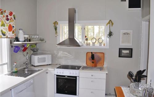 Ett kök eller pentry på Cozy Home In Ryd With Kitchen