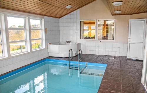 Beautiful Home In Auklandshamn With 5 Bedrooms, Sauna And Private Swimming Poolの敷地内または近くにあるプール