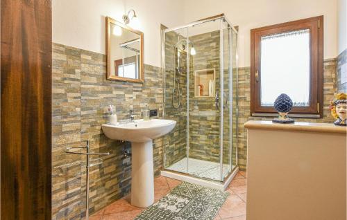 uma casa de banho com um lavatório e um chuveiro em 2 Bedroom Gorgeous Home In Troina em Troina