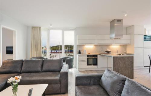 ein Wohnzimmer mit 2 Sofas und einer Küche in der Unterkunft Passatvilla - Apartment 6 in Travemünde