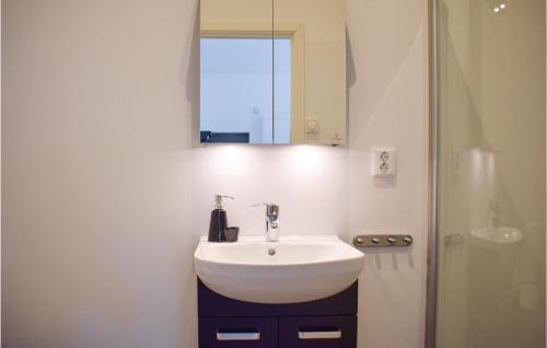 Koupelna v ubytování Beautiful Apartment In Lagan With House Sea View