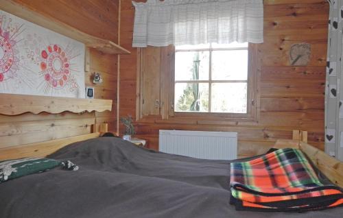 Säng eller sängar i ett rum på Beautiful Home In Grisslehamn With Kitchen