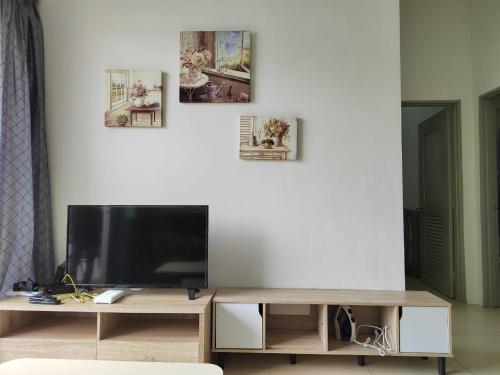 a living room with a television on a table at Cameron 3room Golden Hills in Brinchang