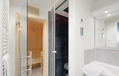 トラフェミュンデにある3 Bedroom Cozy Apartment In Lbeck Travemndeのバスルーム(シャワー、シンク付)