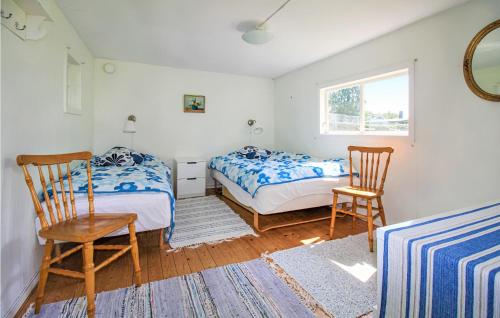 Säng eller sängar i ett rum på Beautiful Home In Jonstorp With Kitchen