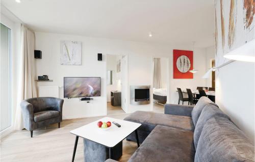 ein Wohnzimmer mit einer Couch und einem Tisch in der Unterkunft Highend Travemünde - Whg 202 in Travemünde