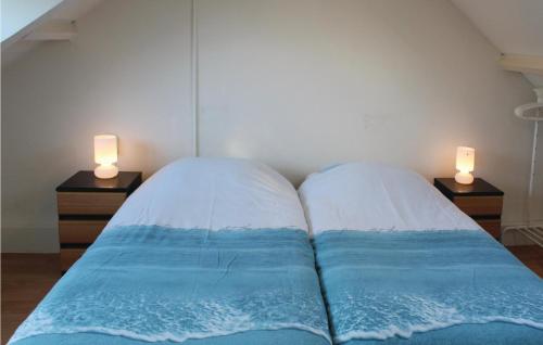 En eller flere senge i et værelse på Stunning Home In Egmond Aan Zee