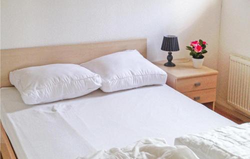 Ένα ή περισσότερα κρεβάτια σε δωμάτιο στο Pet Friendly Home In Tzummarum With Outdoor Swimming Pool