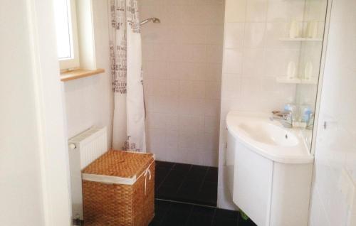 een witte badkamer met een wastafel en een douche bij Stunning Home In Tzummarum With 2 Bedrooms, Wifi And Outdoor Swimming Pool in Tzummarum