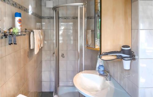 a bathroom with a sink and a shower at Lovely Home In Geschwenda With House A Mountain View in Geschwenda