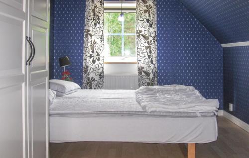 Säng eller sängar i ett rum på 4 Bedroom Awesome Home In Lrbro