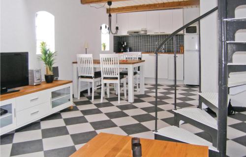 Kuchyň nebo kuchyňský kout v ubytování Nice Apartment In Klagstorp With Wifi