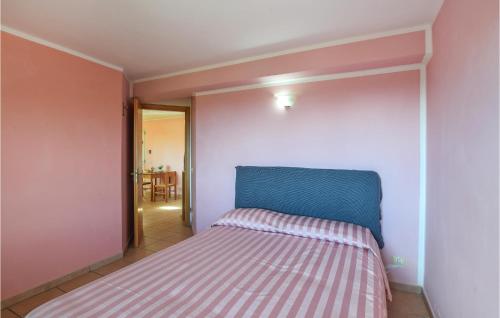 1 dormitorio con 1 cama con cabecero azul en Lovely Apartment In Portigliola With Wifi, en Portigliola