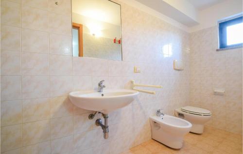 uma casa de banho com um lavatório e um WC em Lovely Apartment In Portigliola With Wifi em Portigliola