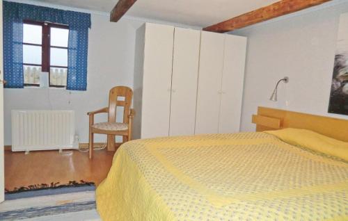 1 dormitorio con 1 cama, 1 silla y 1 ventana en Rddehof, en Blentarp