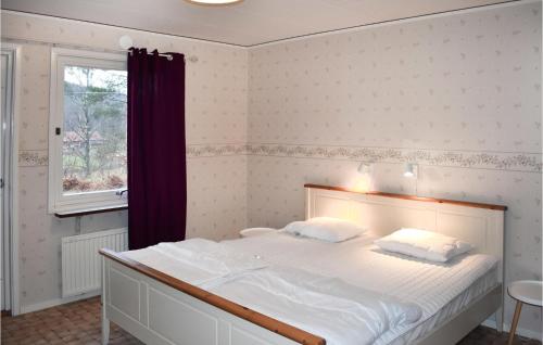 En eller flere senger på et rom på 3 Bedroom Nice Home In Kisa