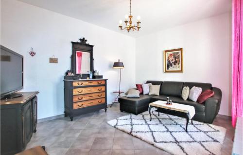 un salon avec un canapé et une télévision dans l'établissement 2 Bedroom Stunning Home In Merindol, à Mérindol
