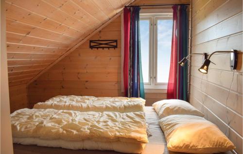 Ένα ή περισσότερα κρεβάτια σε δωμάτιο στο Beautiful Home In Risr With 4 Bedrooms, Sauna And Internet