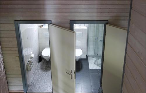 ReimboldshausenにあるFerienhaus 30 In Kirchheimのトイレ2つ付きのバスルームに2つの屋台があります。
